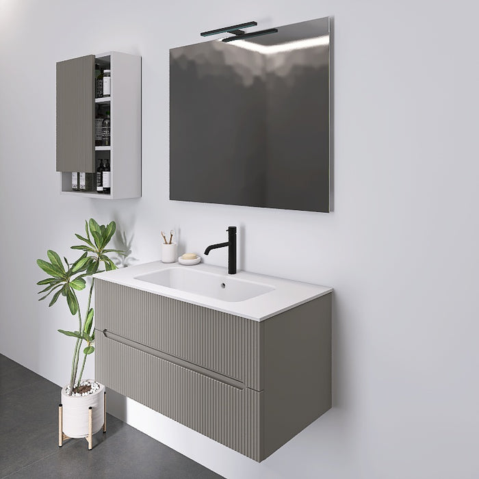 I mobili da bagno della serie Atena presentano una finitura cannettata. Il top con lavabo integrato in mineralmarmo bianco opaco crea un contrasto elegante e pulito. A completare l'insieme, uno specchio rettangolare a filo lucido con una moderna lampada a Led e il pensile, con ante in finitura e vani a giorno
Disponibile nelle finiture: Tortora Opaco, Bianco Opaco, Noce, Rovere e Verde bosco.
