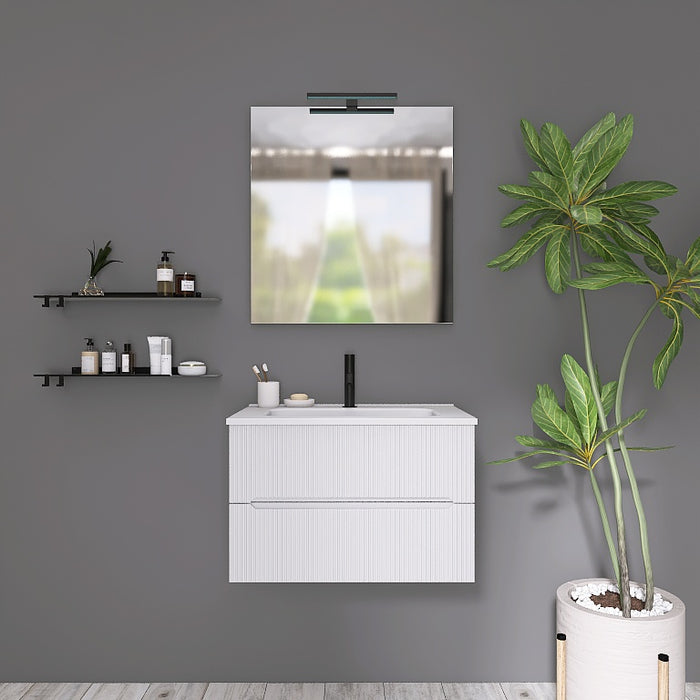 Questa composizione bagno cattura l'attenzione con il suo mobile sospeso con la finitura cannettata verticale che contraddistingue la serie Atena. Il top con lavabo integrato in ceramica bianca lucida si abbina a tutte le finiture e dona luminosità. Completano il look uno specchio rettangolare con lampada superiore a Led e due mensole a parete nere, creando un ambiente moderno, elegante e funzionale