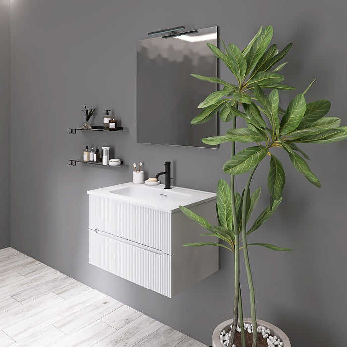 Questa composizione bagno cattura l'attenzione con il suo mobile sospeso con la finitura cannettata verticale che contraddistingue la serie Atena. Il top con lavabo integrato in ceramica bianca lucida si abbina a tutte le finiture e dona luminosità. Completano il look uno specchio rettangolare con lampada superiore a Led e due mensole a parete nere, creando un ambiente moderno, elegante e funzionale