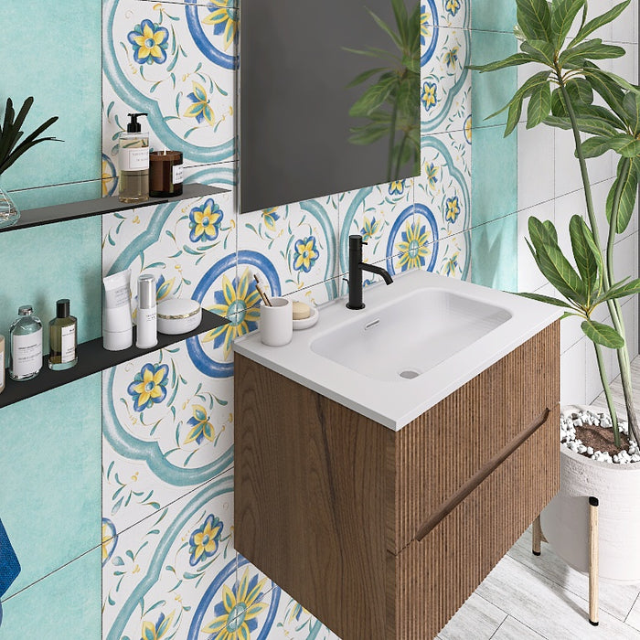 Questa composizione bagno cattura l'attenzione con il suo mobile sospeso con la finitura cannettata verticale che contraddistingue la serie Atena. Il top con lavabo integrato in ceramica bianca lucida si abbina a tutte le finiture e dona luminosità. Completano il look uno specchio rettangolare con lampada superiore a Led e due mensole a parete nere, creando un ambiente moderno, elegante e funzionale