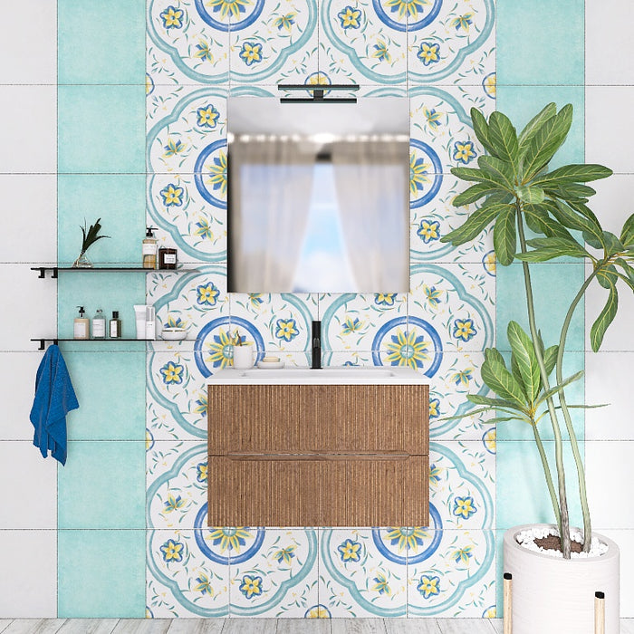 Questa composizione bagno cattura l'attenzione con il suo mobile sospeso con la finitura cannettata verticale che contraddistingue la serie Atena. Il top con lavabo integrato in ceramica bianca lucida si abbina a tutte le finiture e dona luminosità. Completano il look uno specchio rettangolare con lampada superiore a Led e due mensole a parete nere, creando un ambiente moderno, elegante e funzionale