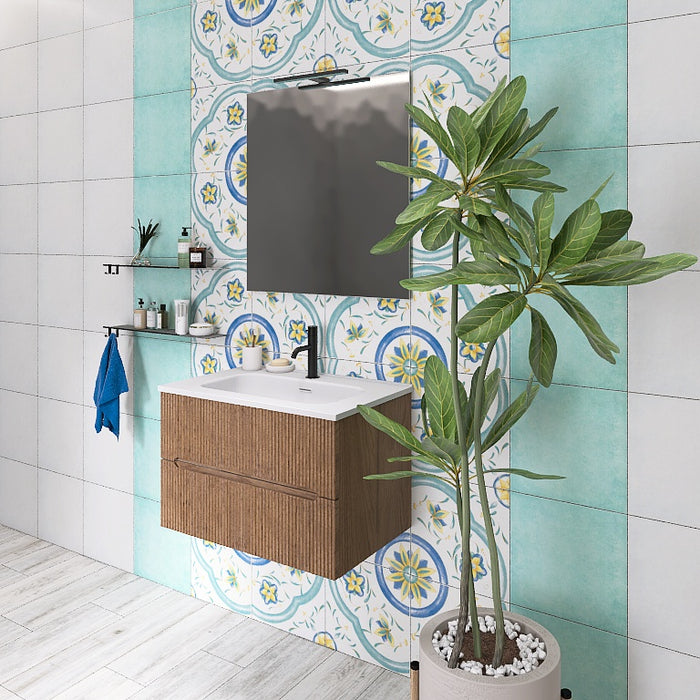 Questa composizione bagno cattura l'attenzione con il suo mobile sospeso con la finitura cannettata verticale che contraddistingue la serie Atena. Il top con lavabo integrato in ceramica bianca lucida si abbina a tutte le finiture e dona luminosità. Completano il look uno specchio rettangolare con lampada superiore a Led e due mensole a parete nere, creando un ambiente moderno, elegante e funzionale