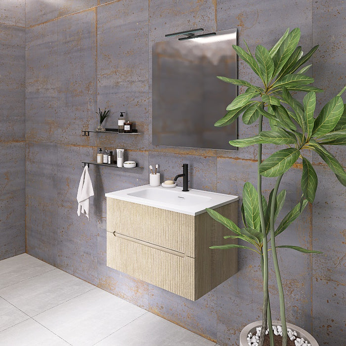 Questa composizione bagno cattura l'attenzione con il suo mobile sospeso con la finitura cannettata verticale che contraddistingue la serie Atena. Il top con lavabo integrato in ceramica bianca lucida si abbina a tutte le finiture e dona luminosità. Completano il look uno specchio rettangolare con lampada superiore a Led e due mensole a parete nere, creando un ambiente moderno, elegante e funzionale