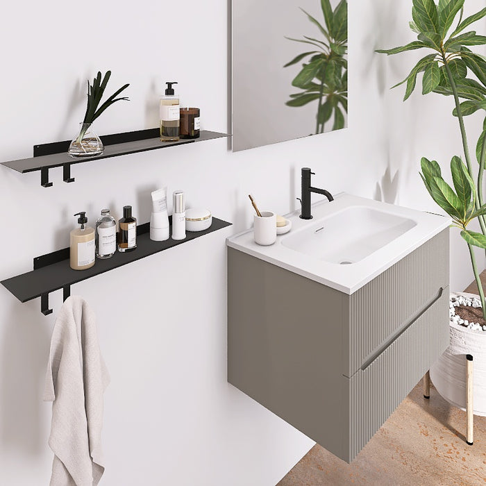 Questa composizione bagno cattura l'attenzione con il suo mobile sospeso con la finitura cannettata verticale che contraddistingue la serie Atena. Il top con lavabo integrato in ceramica bianca lucida si abbina a tutte le finiture e dona luminosità. Completano il look uno specchio rettangolare con lampada superiore a Led e due mensole a parete nere, creando un ambiente moderno, elegante e funzionale