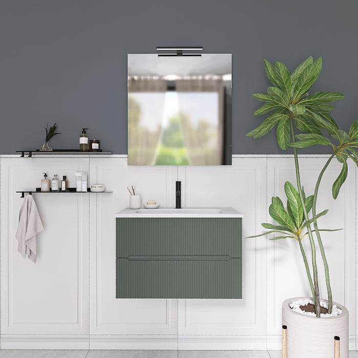 Questa composizione bagno cattura l'attenzione con il suo mobile sospeso con la finitura cannettata verticale che contraddistingue la serie Atena. Il top con lavabo integrato in ceramica bianca lucida si abbina a tutte le finiture e dona luminosità. Completano il look uno specchio rettangolare con lampada superiore a Led e due mensole a parete nere, creando un ambiente moderno, elegante e funzionale