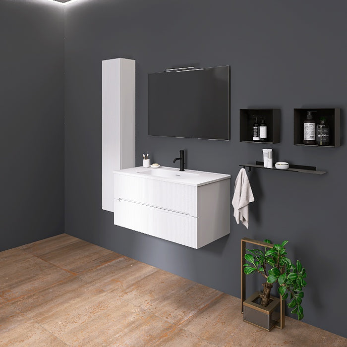 Questa composizione comprende una base sospesa con top con lavabo integrato in ceramica bianca. A completare la composizione abbiamo uno specchio rettangolare con lampada superiore a Led, due pensili a giorno neri, una mensola in metallo e una capiente colonna sospesa alta 150cm. Perfetto per bagni contemporanei che amano il contrasto e il design pulito. Disponibile nelle finiture: Tortora Opaco, Bianco Opaco, Noce, Rovere e Verde opaco.