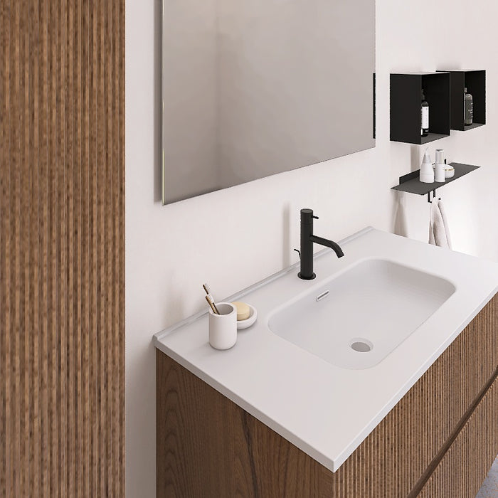 Questa composizione comprende una base sospesa con top con lavabo integrato in ceramica bianca. A completare la composizione abbiamo uno specchio rettangolare con lampada superiore a Led, due pensili a giorno neri, una mensola in metallo e una capiente colonna sospesa alta 150cm. Perfetto per bagni contemporanei che amano il contrasto e il design pulito. Disponibile nelle finiture: Tortora Opaco, Bianco Opaco, Noce, Rovere e Verde opaco.