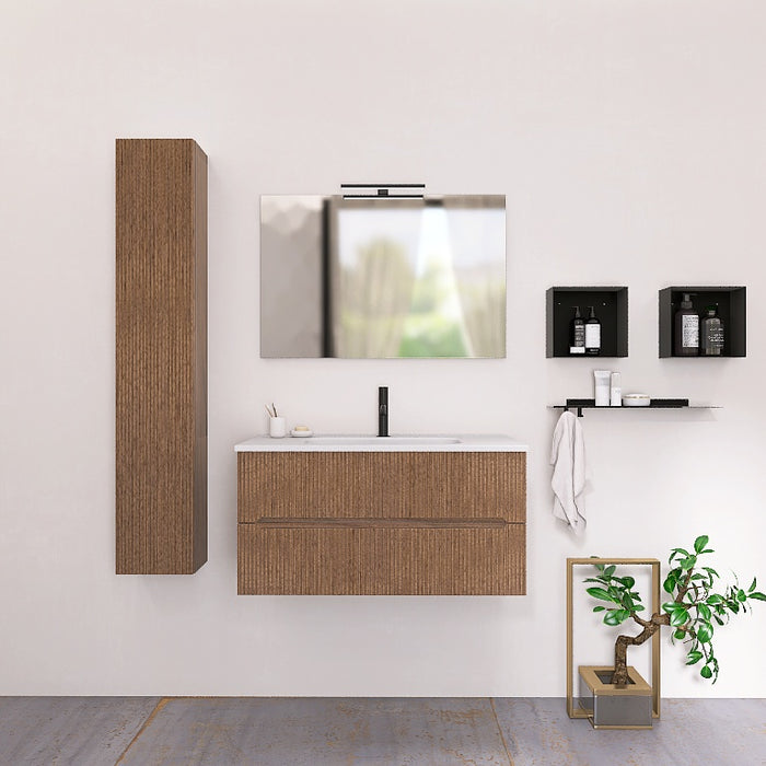 Questa composizione comprende una base sospesa con top con lavabo integrato in ceramica bianca. A completare la composizione abbiamo uno specchio rettangolare con lampada superiore a Led, due pensili a giorno neri, una mensola in metallo e una capiente colonna sospesa alta 150cm. Perfetto per bagni contemporanei che amano il contrasto e il design pulito. Disponibile nelle finiture: Tortora Opaco, Bianco Opaco, Noce, Rovere e Verde opaco.