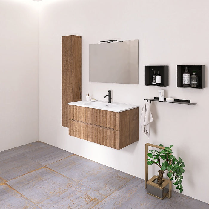 Questa composizione comprende una base sospesa con top con lavabo integrato in ceramica bianca. A completare la composizione abbiamo uno specchio rettangolare con lampada superiore a Led, due pensili a giorno neri, una mensola in metallo e una capiente colonna sospesa alta 150cm. Perfetto per bagni contemporanei che amano il contrasto e il design pulito. Disponibile nelle finiture: Tortora Opaco, Bianco Opaco, Noce, Rovere e Verde opaco.
