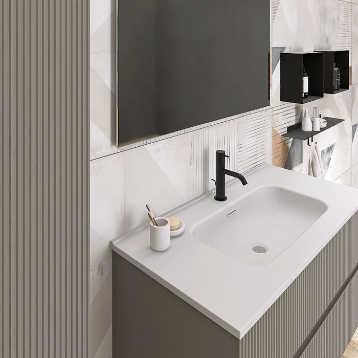Questa composizione comprende una base sospesa con top con lavabo integrato in ceramica bianca. A completare la composizione abbiamo uno specchio rettangolare con lampada superiore a Led, due pensili a giorno neri, una mensola in metallo e una capiente colonna sospesa alta 150cm. Perfetto per bagni contemporanei che amano il contrasto e il design pulito. Disponibile nelle finiture: Tortora Opaco, Bianco Opaco, Noce, Rovere e Verde opaco.