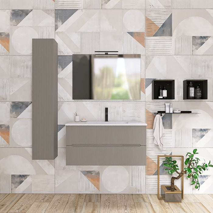 Questa composizione comprende una base sospesa con top con lavabo integrato in ceramica bianca. A completare la composizione abbiamo uno specchio rettangolare con lampada superiore a Led, due pensili a giorno neri, una mensola in metallo e una capiente colonna sospesa alta 150cm. Perfetto per bagni contemporanei che amano il contrasto e il design pulito. Disponibile nelle finiture: Tortora Opaco, Bianco Opaco, Noce, Rovere e Verde opaco.