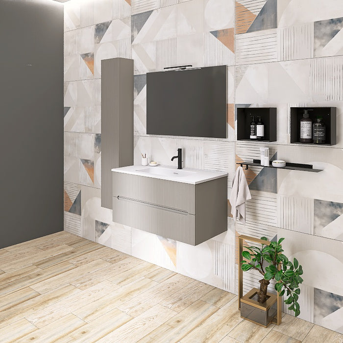 Questa composizione comprende una base sospesa con top con lavabo integrato in ceramica bianca. A completare la composizione abbiamo uno specchio rettangolare con lampada superiore a Led, due pensili a giorno neri, una mensola in metallo e una capiente colonna sospesa alta 150cm. Perfetto per bagni contemporanei che amano il contrasto e il design pulito. Disponibile nelle finiture: Tortora Opaco, Bianco Opaco, Noce, Rovere e Verde opaco.