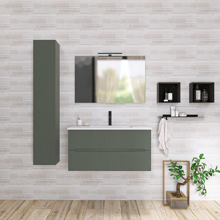 Questa composizione comprende una base sospesa con top con lavabo integrato in ceramica bianca. A completare la composizione abbiamo uno specchio rettangolare con lampada superiore a Led, due pensili a giorno neri, una mensola in metallo e una capiente colonna sospesa alta 150cm. Perfetto per bagni contemporanei che amano il contrasto e il design pulito. Disponibile nelle finiture: Tortora Opaco, Bianco Opaco, Noce, Rovere e Verde opaco.