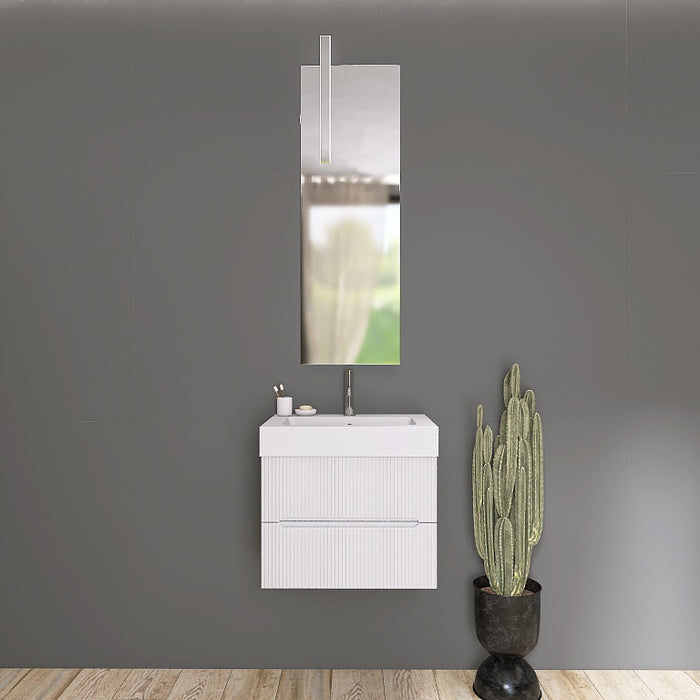 La composizione comprende una base sospesa di piccole dimensioni. La consolle con lavabo integrato in mineralmarmo si abbina a tutte le finiture. Specchio rettangolare slanciato con lampada superiore a Led bifacciale. Disponibile nelle finiture: Tortora Opaco, Bianco opaco, Verde opaco, rovere e noce.