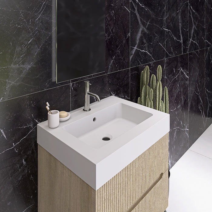 La composizione comprende una base sospesa di piccole dimensioni. La consolle con lavabo integrato in mineralmarmo si abbina a tutte le finiture. Specchio rettangolare slanciato con lampada superiore a Led bifacciale. Disponibile nelle finiture: Tortora Opaco, Bianco opaco, Verde opaco, rovere e noce.