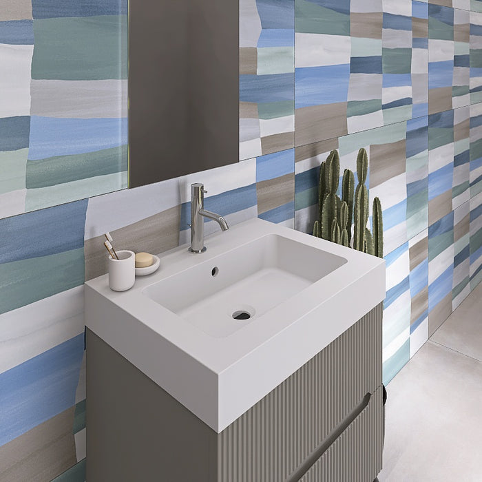 La composizione comprende una base sospesa di piccole dimensioni. La consolle con lavabo integrato in mineralmarmo si abbina a tutte le finiture. Specchio rettangolare slanciato con lampada superiore a Led bifacciale. Disponibile nelle finiture: Tortora Opaco, Bianco opaco, Verde opaco, rovere e noce.