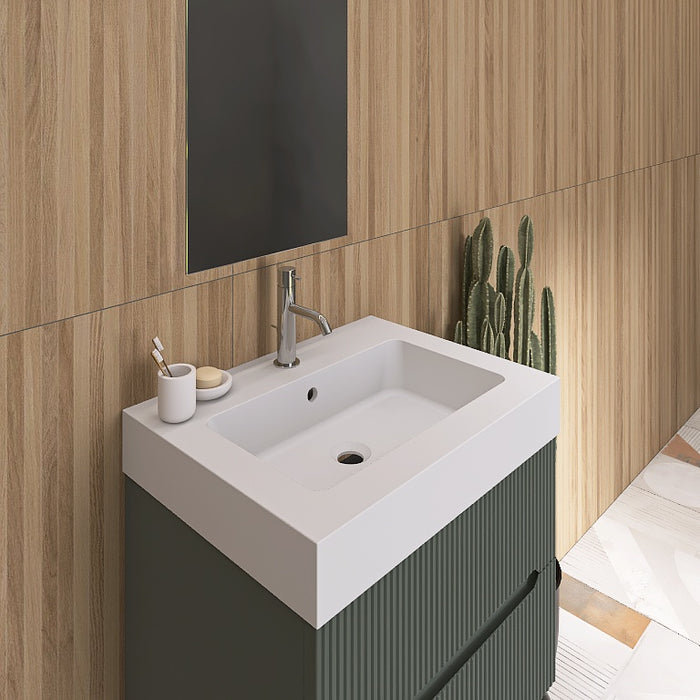 La composizione comprende una base sospesa di piccole dimensioni. La consolle con lavabo integrato in mineralmarmo si abbina a tutte le finiture. Specchio rettangolare slanciato con lampada superiore a Led bifacciale. Disponibile nelle finiture: Tortora Opaco, Bianco opaco, Verde opaco, rovere e noce.