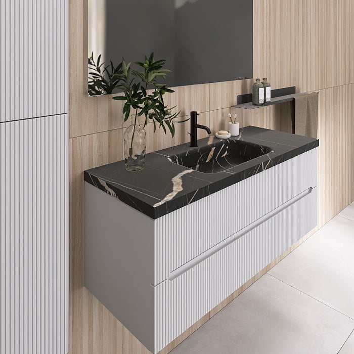 La composizione comprende una base sospesa di grandi dimensioni. La consolle con lavabo integrato in mineralmarmo si abbina a tutte le finiture. Specchio rettangolare slanciato. Disponibile nelle finiture: Tortora Opaco, Bianco opaco, Verde opaco, rovere e noce.