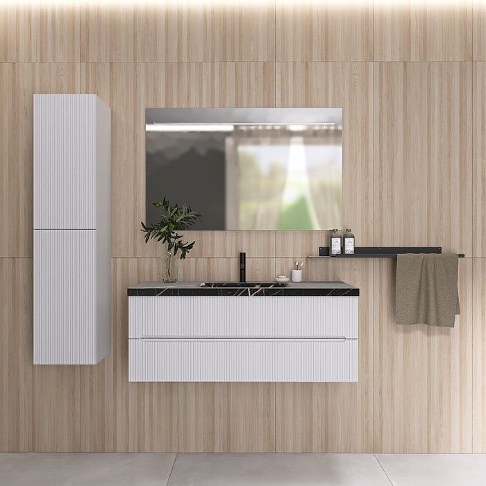 La composizione comprende una base sospesa di grandi dimensioni. La consolle con lavabo integrato in mineralmarmo si abbina a tutte le finiture. Specchio rettangolare slanciato. Disponibile nelle finiture: Tortora Opaco, Bianco opaco, Verde opaco, rovere e noce.