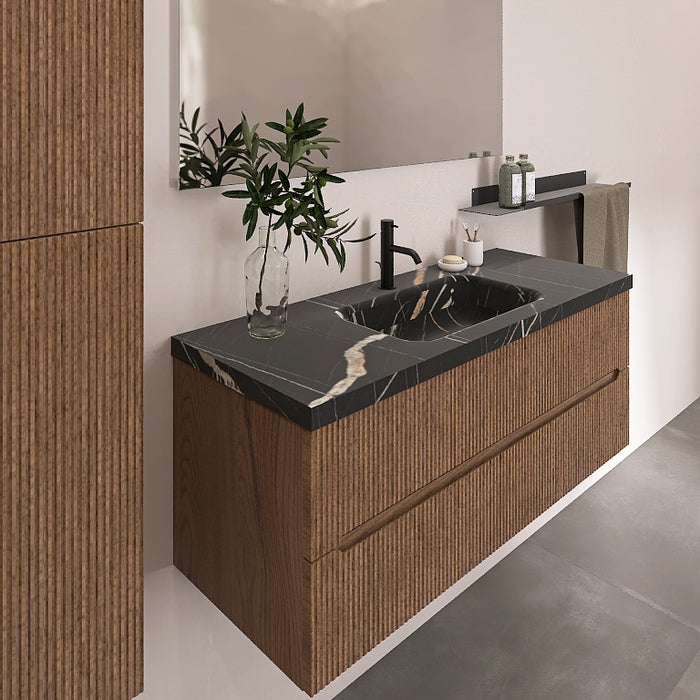La composizione comprende una base sospesa di grandi dimensioni. La consolle con lavabo integrato in mineralmarmo si abbina a tutte le finiture. Specchio rettangolare slanciato. Disponibile nelle finiture: Tortora Opaco, Bianco opaco, Verde opaco, rovere e noce.