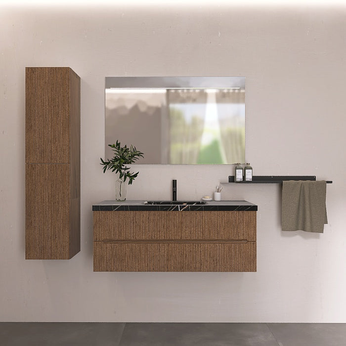 La composizione comprende una base sospesa di grandi dimensioni. La consolle con lavabo integrato in mineralmarmo si abbina a tutte le finiture. Specchio rettangolare slanciato. Disponibile nelle finiture: Tortora Opaco, Bianco opaco, Verde opaco, rovere e noce.