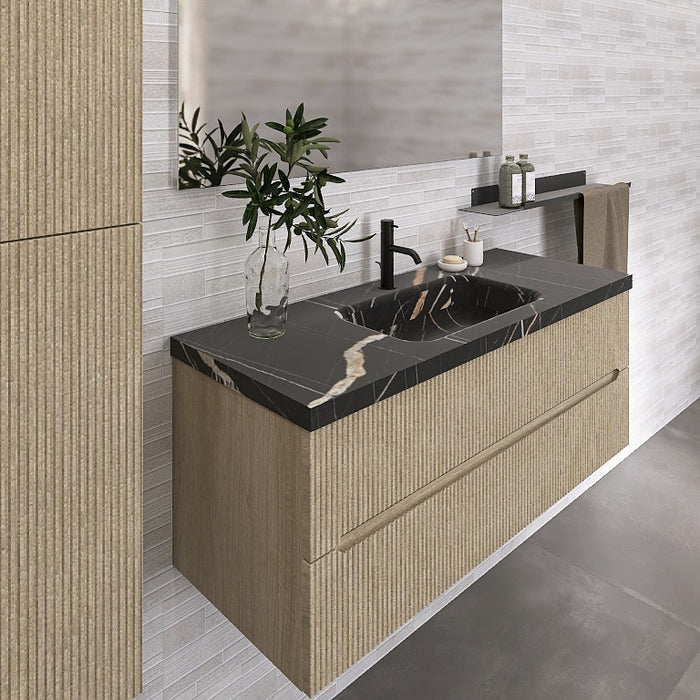 La composizione comprende una base sospesa di grandi dimensioni. La consolle con lavabo integrato in mineralmarmo si abbina a tutte le finiture. Specchio rettangolare slanciato. Disponibile nelle finiture: Tortora Opaco, Bianco opaco, Verde opaco, rovere e noce.