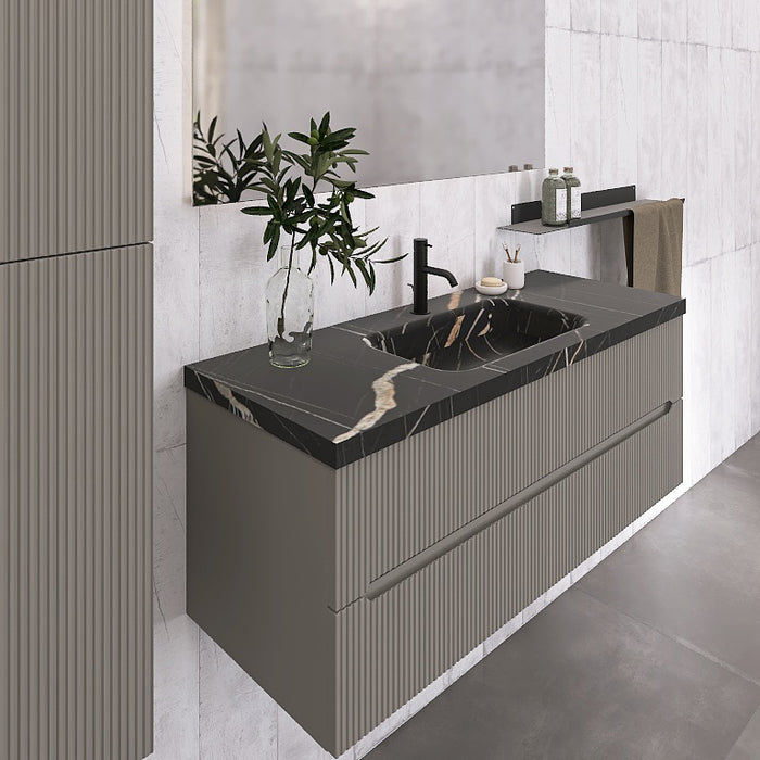 La composizione comprende una base sospesa di grandi dimensioni. La consolle con lavabo integrato in mineralmarmo si abbina a tutte le finiture. Specchio rettangolare slanciato. Disponibile nelle finiture: Tortora Opaco, Bianco opaco, Verde opaco, rovere e noce.