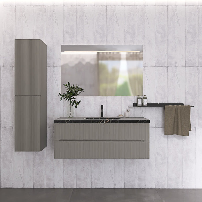 La composizione comprende una base sospesa di grandi dimensioni. La consolle con lavabo integrato in mineralmarmo si abbina a tutte le finiture. Specchio rettangolare slanciato. Disponibile nelle finiture: Tortora Opaco, Bianco opaco, Verde opaco, rovere e noce.