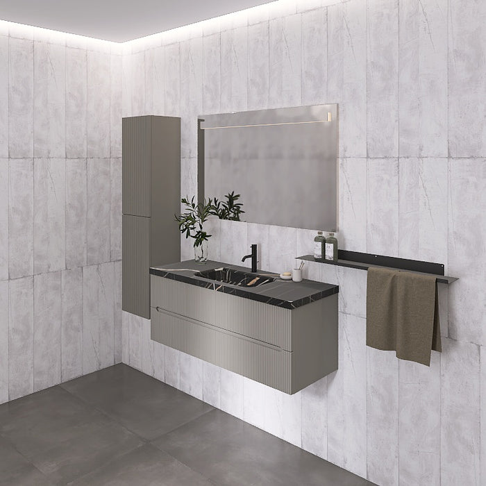 La composizione comprende una base sospesa di grandi dimensioni. La consolle con lavabo integrato in mineralmarmo si abbina a tutte le finiture. Specchio rettangolare slanciato. Disponibile nelle finiture: Tortora Opaco, Bianco opaco, Verde opaco, rovere e noce.