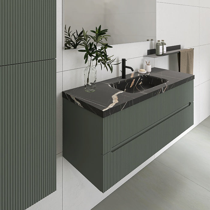 La composizione comprende una base sospesa di grandi dimensioni. La consolle con lavabo integrato in mineralmarmo si abbina a tutte le finiture. Specchio rettangolare slanciato. Disponibile nelle finiture: Tortora Opaco, Bianco opaco, Verde opaco, rovere e noce.