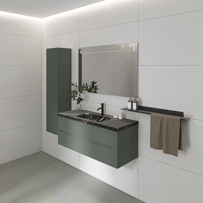 La composizione comprende una base sospesa di grandi dimensioni. La consolle con lavabo integrato in mineralmarmo si abbina a tutte le finiture. Specchio rettangolare slanciato. Disponibile nelle finiture: Tortora Opaco, Bianco opaco, Verde opaco, rovere e noce.