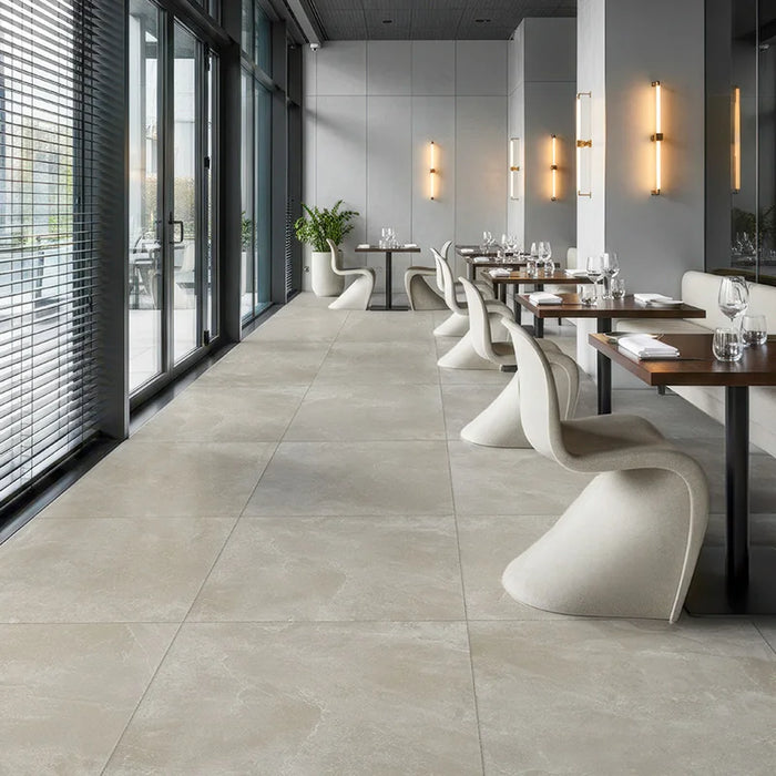Ristorante moderno con pavimento Elea Beige di Idea Ceramica in gres porcellanato effetto pietra e cemento 90x90