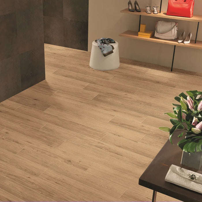 Pavimento di cabina armadio con piastrelle in gres porcellanato effetto legno. Collezione Evoke di keope colore Sand 