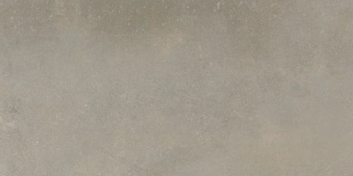 Dettaglio piastrella da pavimento in gres porcellanato effetto cemento 30x60 cm, della collezione Evoque, colore Taupe, di Ceramica Settecento