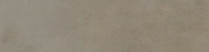 Dettaglio piastrella da pavimento in gres porcellanato effetto cemento 30x120 cm, della collezione Evoque, colore Taupe, di Ceramica Settecento