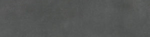 Dettaglio piastrella da pavimento in gres porcellanato effetto cemento 30x120 cm, della collezione Evoque, colore Coal, di Ceramica Settecento