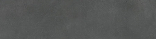 Dettaglio piastrella da pavimento in gres porcellanato effetto cemento 30x120 cm, della collezione Evoque, colore Coal, di Ceramica Settecento