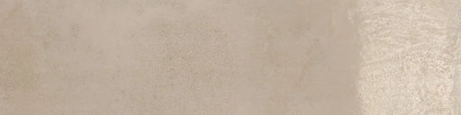 Dettaglio piastrella da pavimento in gres porcellanato effetto cemento lappato 30x120 cm, della collezione Evoque, colore Sabbia, di Ceramica Settecento