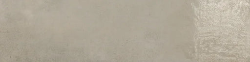Dettaglio piastrella da pavimento in gres porcellanato effetto cemento lappato 30x120 cm, della collezione Evoque, colore Taupe, di Ceramica Settecento
