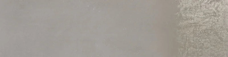 Dettaglio piastrella da pavimento in gres porcellanato effetto cemento lappato 30x120 cm, della collezione Evoque, colore Cemento, di Ceramica Settecento
