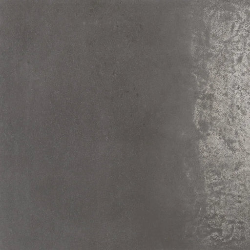 Dettaglio piastrella da pavimento in gres porcellanato effetto cemento lappato 60x60 cm, della collezione Evoque, colore Coal, di Ceramica Settecento