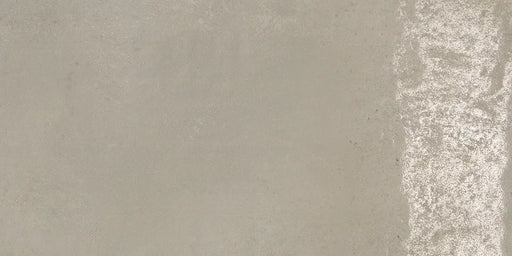 Dettaglio piastrella da pavimento in gres porcellanato effetto cemento lappato 30x60 cm, della collezione Evoque, colore Taupe, di Ceramica Settecento