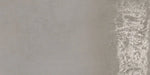 Dettaglio piastrella da pavimento in gres porcellanato effetto cemento lappato 30x60 cm, della collezione Evoque, colore Cemento, di Ceramica Settecento