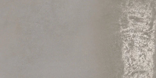 Dettaglio piastrella da pavimento in gres porcellanato effetto cemento lappato 30x60 cm, della collezione Evoque, colore Cemento, di Ceramica Settecento