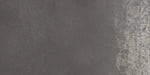 Dettaglio piastrella da pavimento in gres porcellanato effetto cemento lappato 30x60 cm, della collezione Evoque, colore Coal, di Ceramica Settecento