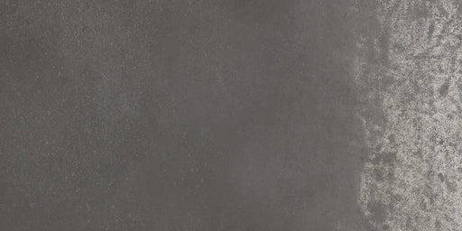 Dettaglio piastrella da pavimento in gres porcellanato effetto cemento lappato 30x60 cm, della collezione Evoque, colore Coal, di Ceramica Settecento