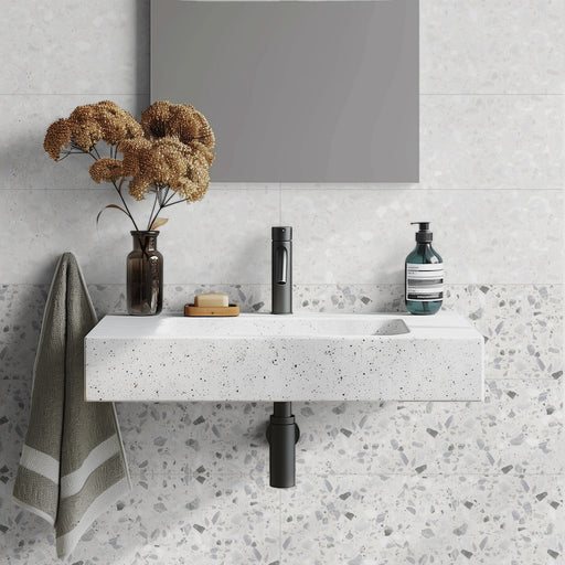 Bagno moderno con rivestimento della collezione feelwood di idea ceramica, formato rettangolare 25x75, decori feelmix grey e feelmix grey