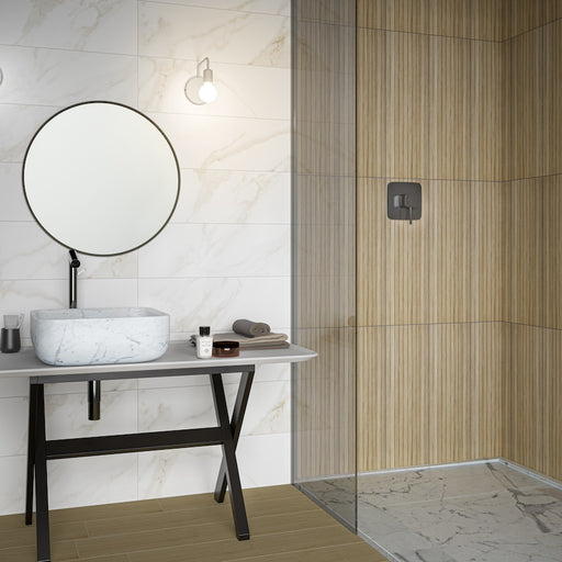 Bagno moderno con piastrelle da rivestimento della collezione Feelwood di idea ceramica, formato rettangolare 25x75, decori feel Marble Almond e Canné almond