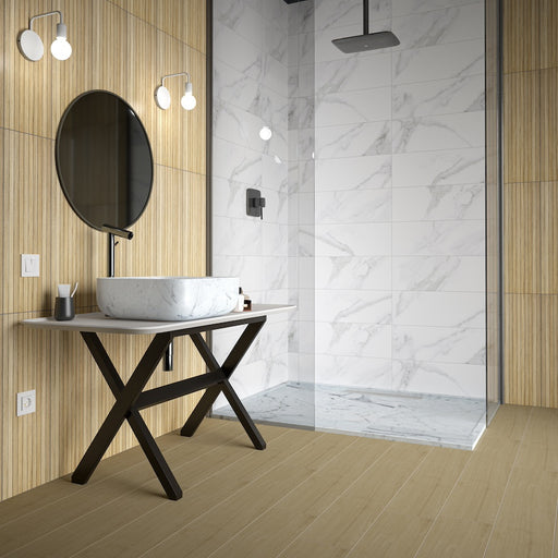 Bagno moderno con piastrelle da rivestimento della collezione Feelwood di idea ceramica, formato rettangolare 25x75, decori feel Marble Grey e Canné almond