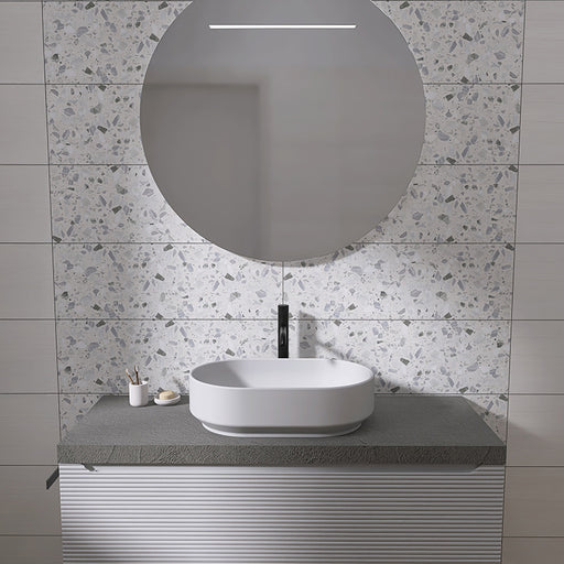 Bagno moderno con rivestimento della collezione feelwood di idea ceramica, formato rettangolare 25x75, decori feelmix grey e feelmix grey